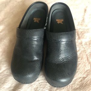 Dansko XP textured black clogs